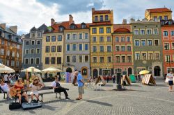 Turisti sulla Rynek Starego Miasta in estate: la piazza del mercato di Varsavia in questo periodo diventa il centro vivace della capitale della Polonia. - © ELEPHOTOS / Shutterstock.com ...