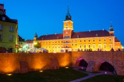 Vista notturna del grande Castello Reale di Varsavia