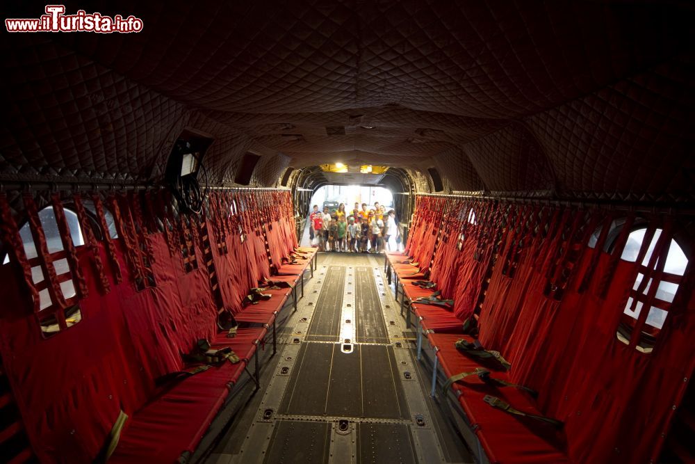 Immagine Dentro ad un aereo trasporto truppe esposto a Volandia, il museo del volo a Somma Lombardo