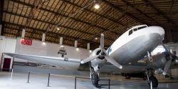 Un DC3 dentro ad un hangar di Volandia, il fantastico museo degli aerei a Somma Lombardo, Malpensa (Lombardia)