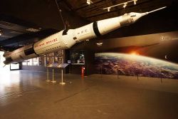 Un razzo americano nella sezione voli spaziali del museo di Volandia in Lombardia