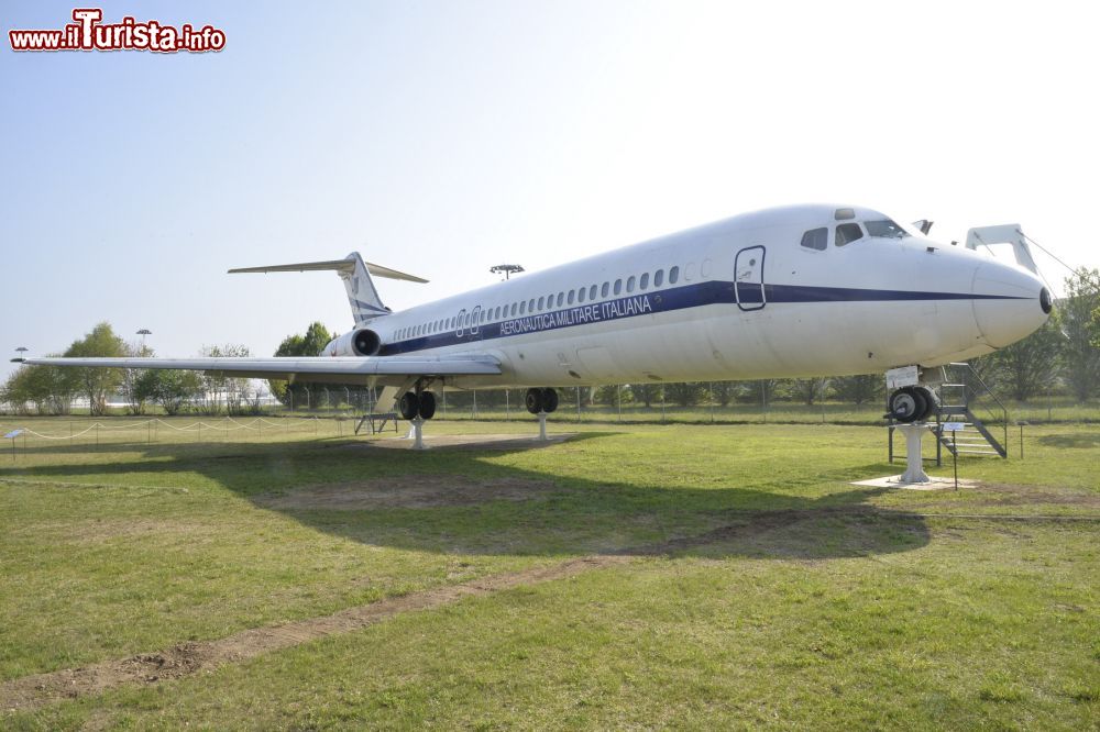 Immagine Un velivolo dell'Aeronautica Militare Italiana esposto nel Parco di Volandia a Somma Lombardo, nei pressi della Malpensa