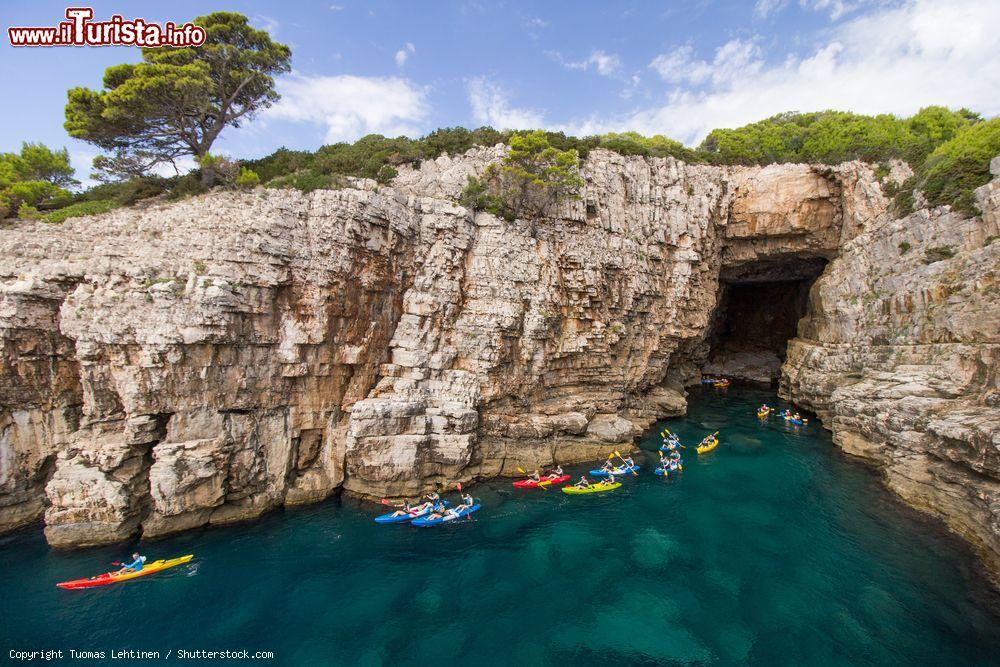 Immagine Escursione in Kayak sulle falesie della costa di Lokrum, l'isola del Trono di Spade in Croazia - © Tuomas Lehtinen / Shutterstock.com