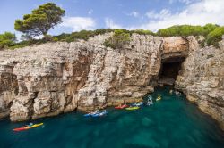 Escursione in Kayak sulle falesie della costa di Lokrum, l'isola del Trono di Spade in Croazia - © Tuomas Lehtinen / Shutterstock.com