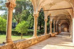 Un portico del monastero Benedettino sull'isola di Lokrum in Croazia