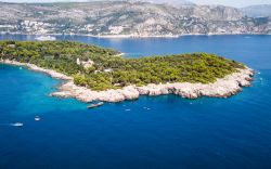 Vista della costa sud di Lokrum in Croazia