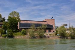 Il Museo delle arti e del design dedicato a Jean Tinguely sulle rive del fiume Reno a Basilea - © Basel001 / Shutterstock.com