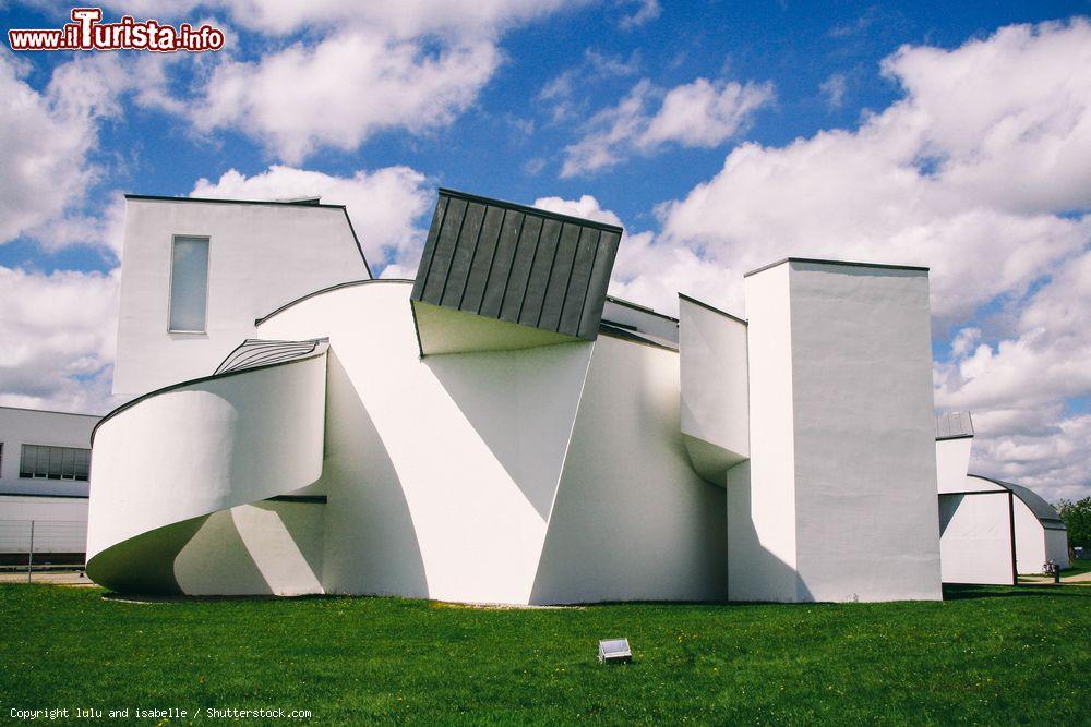 Immagine Esterno del Vitra Design Museum disegnato da Frank Gehry, siamo a Weil am Rhein in Germania - © lulu and isabelle / Shutterstock.com