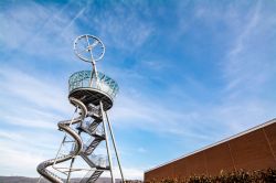 La Vitra Tour-Toboggan si trova all'interno del Campus Vitra a Weil am Rhein al confine tra Germania e Svizzera  - © Kapi Ng / Shutterstock.com