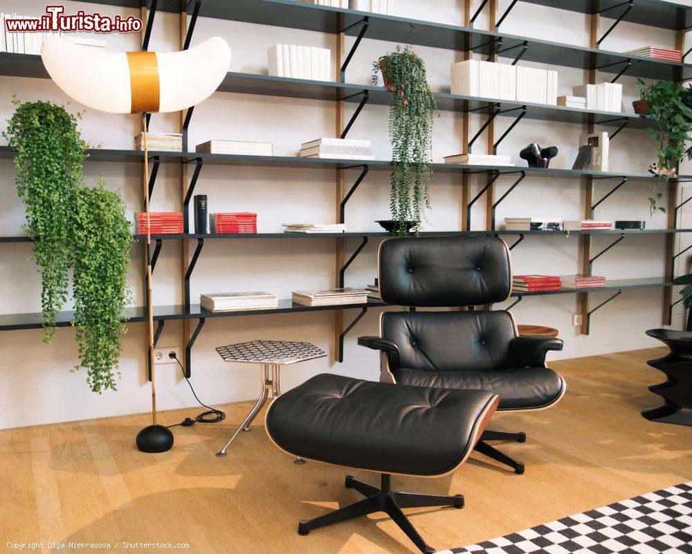 Immagine La visita del museo di design della Vitra a Weil am Rhein: alcuni mobili d'ufficio - © Olga Niekrasova / Shutterstock.com
