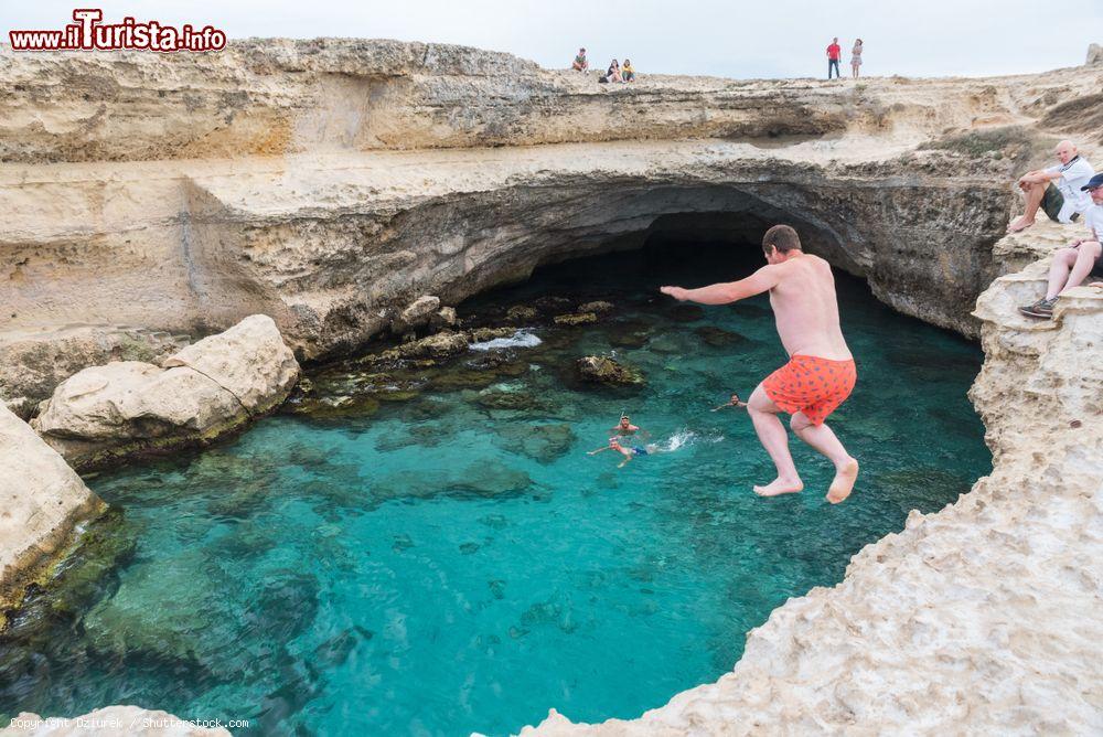 Immagine I tuffi spericolati da una altezza di 5 metri dentro alla Grotta della Poesia di Melendugno in Salento (Puglia) - © Dziurek / Shutterstock.com