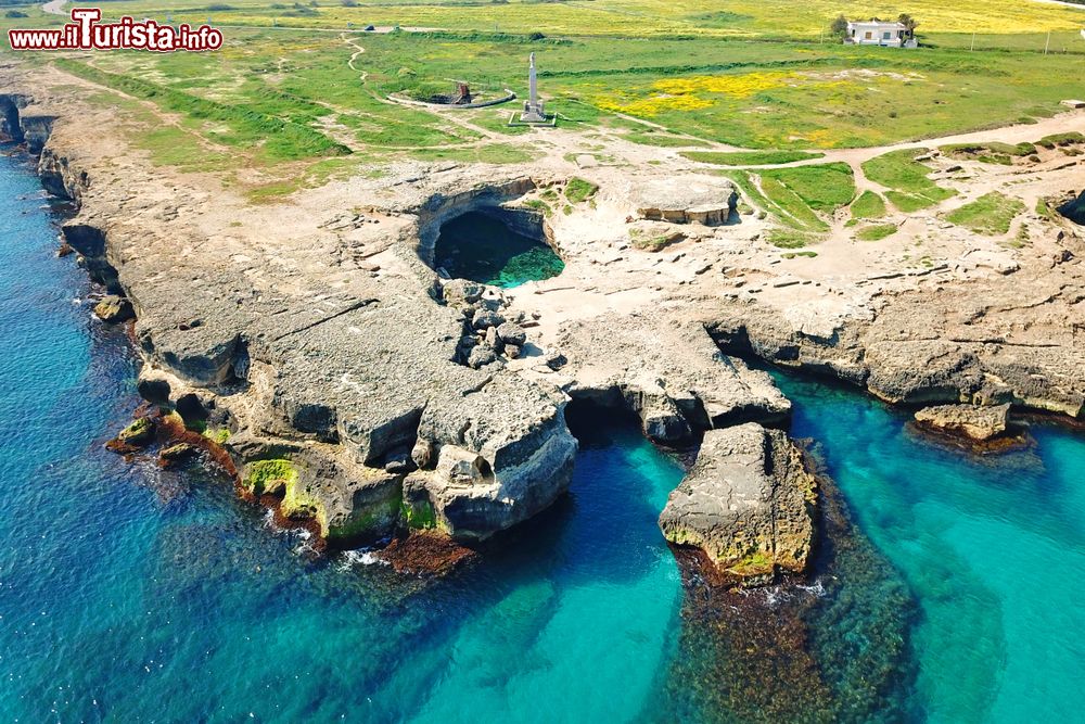 Immagine In volo con il drone sulla costa di Melendugno e la grotta della Poesia in Salento