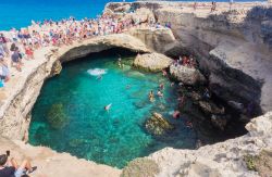 Turisti affollano la Grotta Della Poesia di Melendugno nel Salento. Per ragione di sicurezza nel 2018 è stata chiusa al pubblico, e verrà regolamentata - © kvika / Shutterstock.com ...