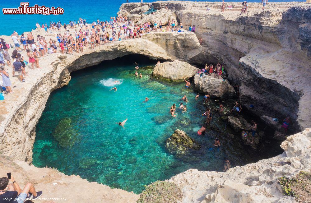 Immagine Turisti affollano la Grotta Della Poesia di Melendugno nel Salento. Per ragione di sicurezza nel 2018 è stata chiusa al pubblico, e verrà regolamentata - © kvika / Shutterstock.com