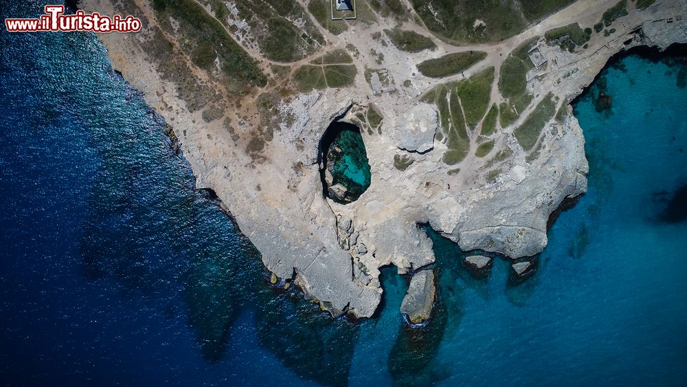 Immagine Vista aerea della piscina naturale della Grotta della Poesia in Salento