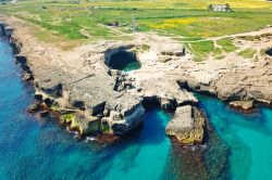 In volo con il drone sulla costa di Melendugno e la grotta della Poesia in Salento