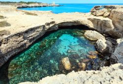 La vista spettacolare della Grotta della Poesia in Salento, mare della Puglia, costa adriatica