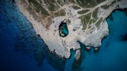 Vista aerea della piscina naturale della Grotta della Poesia in Salento