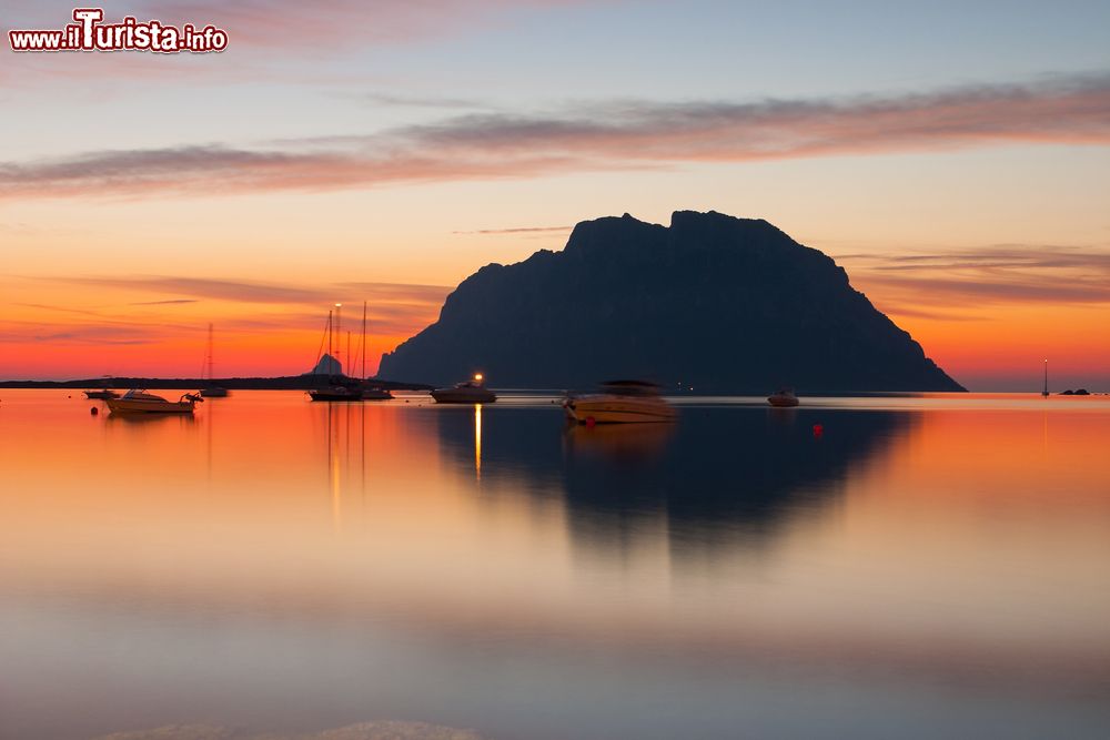 Immagine L'isola della Tavolara al tramonto, siamo a Olbia in Sardegna