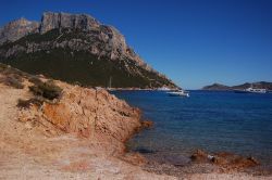 Escursione a piedi su un sentiero della Tavolara in Sardegna