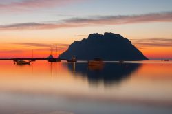 L'isola della Tavolara al tramonto, siamo a Olbia in Sardegna