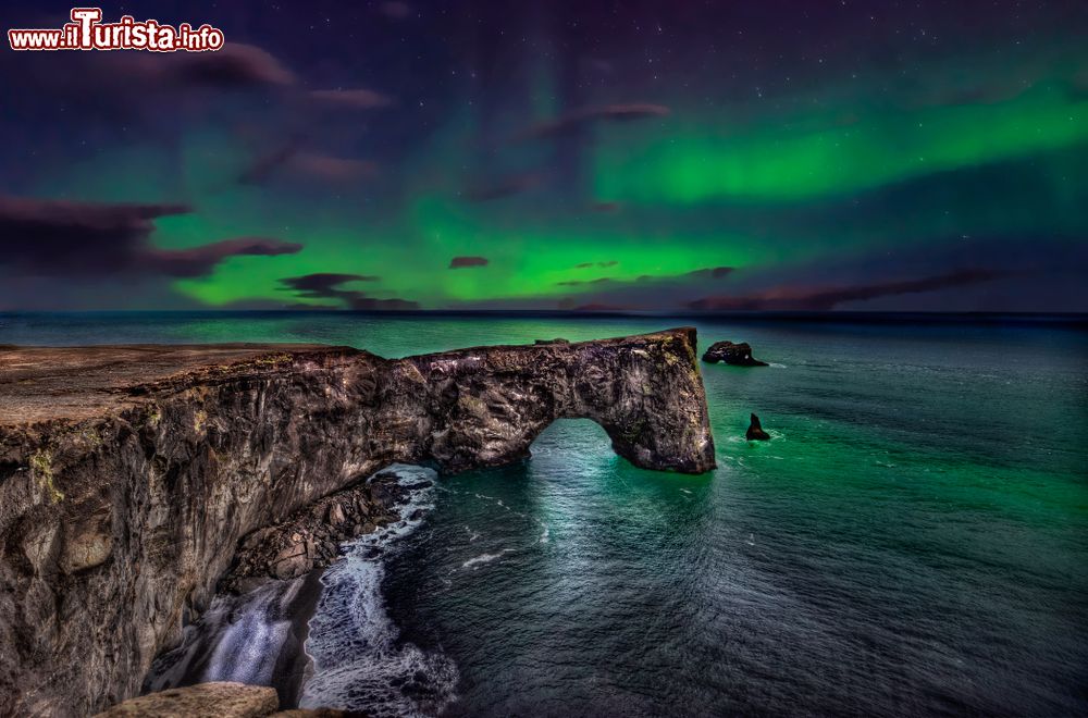 Immagine L'aurora boreale nel cielo sopra il promontorio di Dyrholaey, in Islanda.