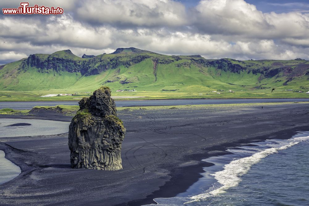 Immagine Un faraglione di basalto sulla spiaggia vulcanica tra Vik e il promontorio di Dyrhólaey, in Islanda.