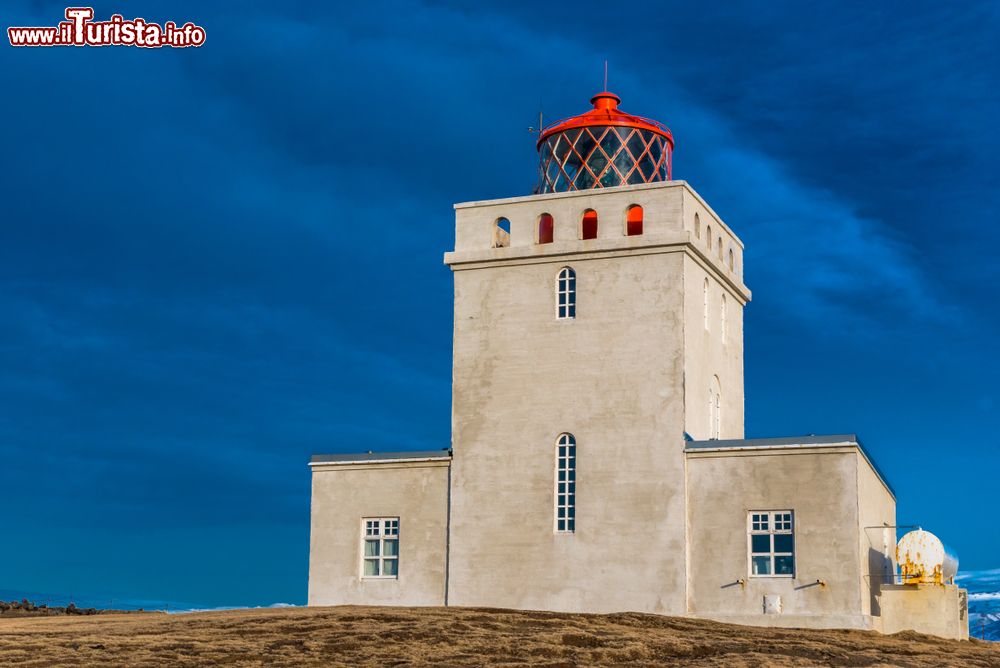 Immagine Il faro di Dyrholaey è una torre alta 13 metri costruita nel 1927. Segnala alle navi la scogliera, che è il punto più meridionale della terraferma islandese.