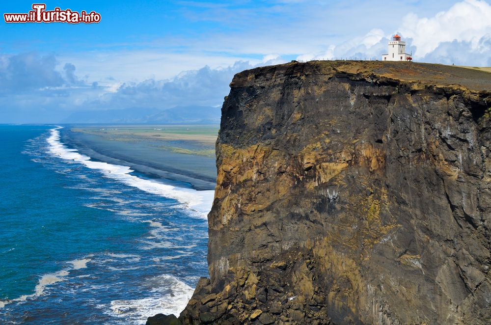Il Faro Sulla Cima Della Scogliera Del Promontorio Foto Vik I Myrdal Promontorio Di Dyrholaey