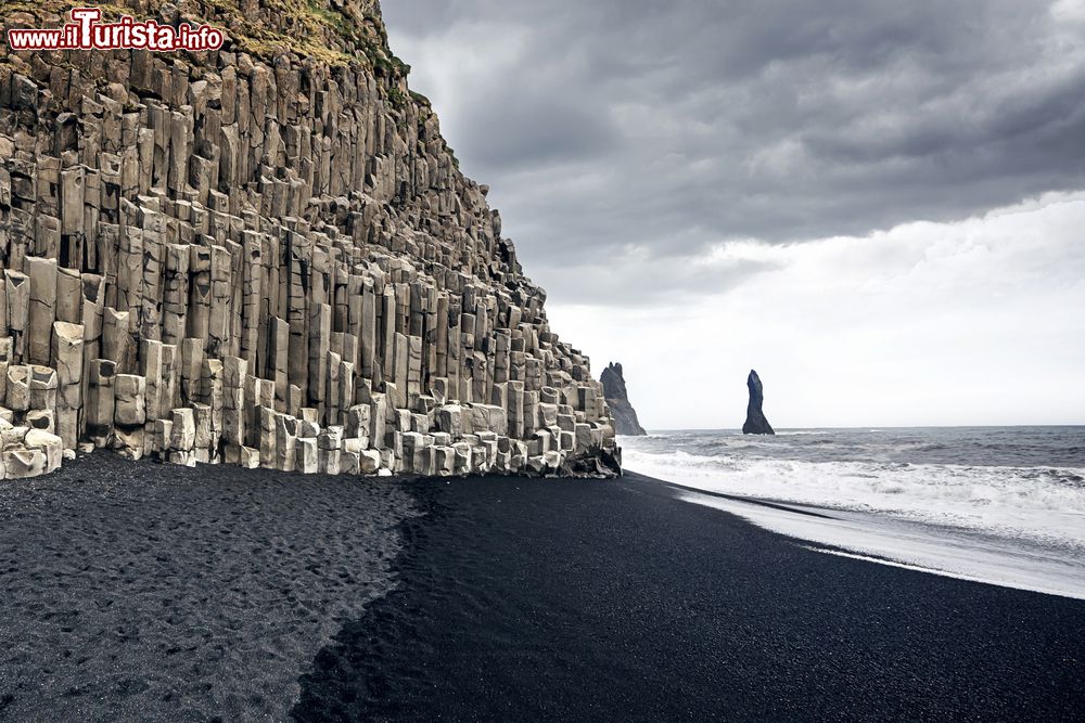 Immagine La spiaggia di sabbia nera di Reynisfjara e le colonne di basalto ai piedi del Monte Reynisfjall, tra Vik e il promontorio di Dyrholaey (Islanda).