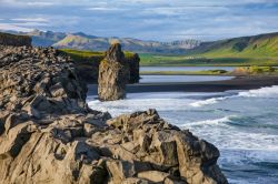 Il paesaggio islandese visto dal promontorio di Dyrholaey, nei pressi del paese di Vik. Si nota la roccia di basalto, di chiara origine vulcanica.
