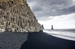 La spiaggia di sabbia nera di Reynisfjara e le ...