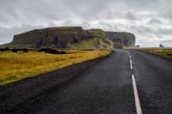 La strada che conduce al promontorio di Dyrholaey, vicino a Vik, lungo la costa meridionale dell'Islanda.
