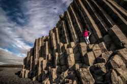 Le colonne di basalto sulla spiaggia di Reynisfjara circondano la grotta di Hálsanefshellir. Siamo vicini al paese di Vik, sulla costa meridionale dell'Islanda.


