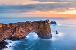 Il promontorio di Dyrhólaey è una penisola di origine vulcanica che si inoltra nell’Oceano Atlantico formando due archi. Siamo nei pressi di Vik, in Islanda.
