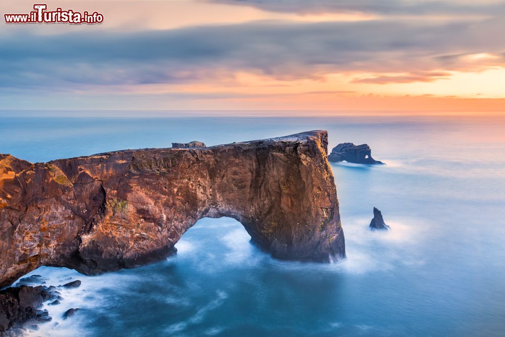 Immagine Il promontorio di Dyrhólaey è una penisola di origine vulcanica che si inoltra nell’Oceano Atlantico formando due archi. Siamo nei pressi di Vik, in Islanda.