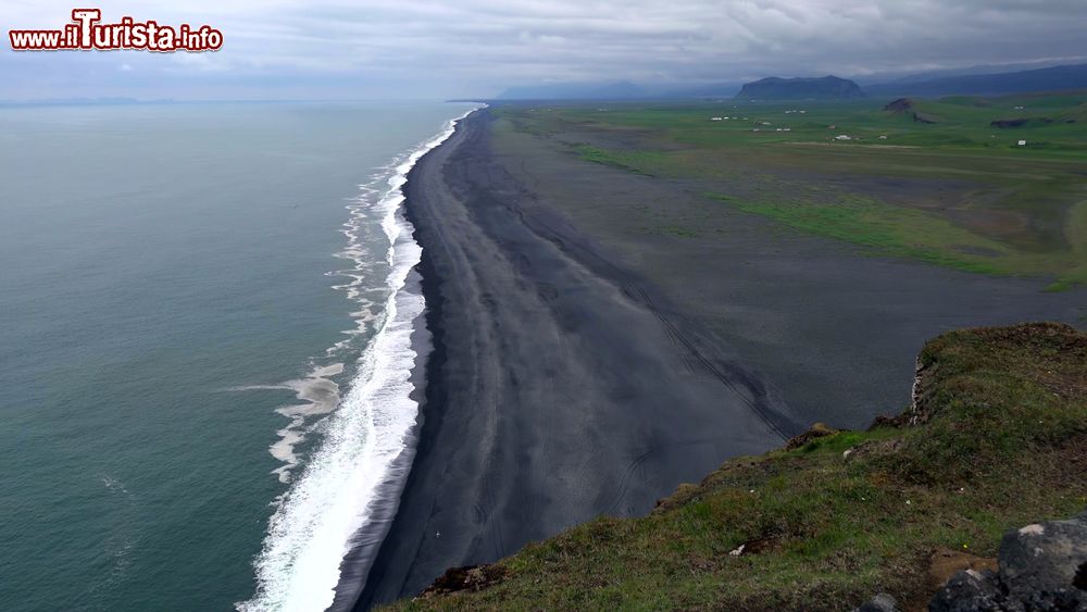 Immagine Una vista panoramica dalla cima del promontorio di Dyrhólaey sull'enorme spiaggia nera ai suoi piedi, lungo la costa meridionale dell'Islanda.