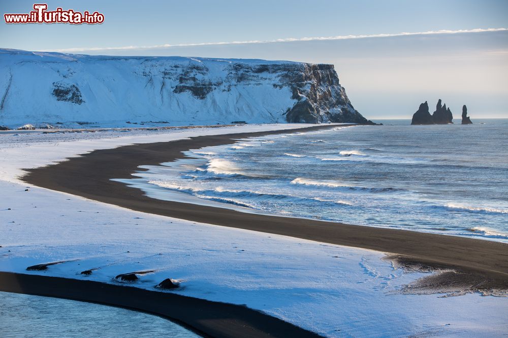 Immagine La spiaggia vulcanica di Reynisfjara in inverno. Questa suggestiva spiaggia islandese è compresa tra il promontorio di Dyrhólaey e il Monte Reynisfjall, visibile in questa foto.