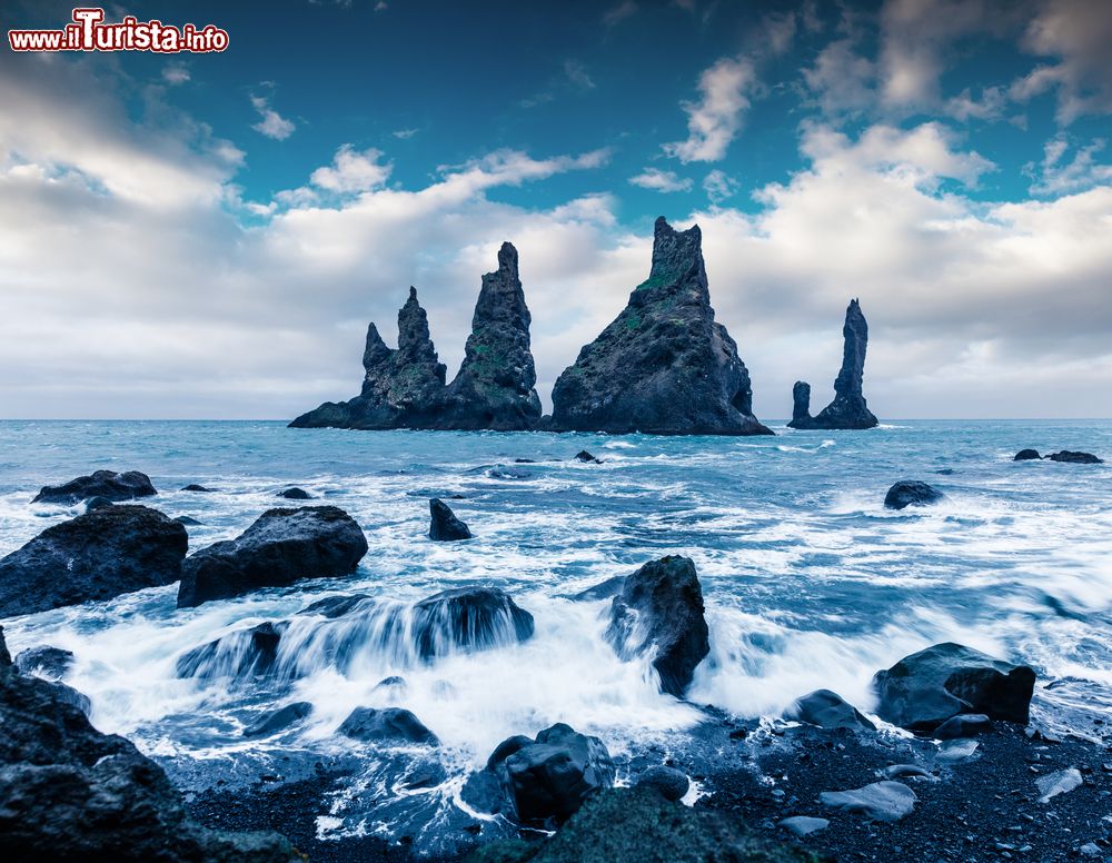 Immagine Vik i Myrdal: faraglioni nel mare davanti alle scogliere del Monte Reynisfjall, nei pressi del promontorio di Dyrholaey (Islanda).