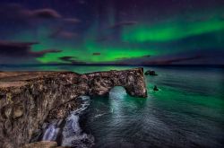 L'aurora boreale nel cielo sopra il promontorio di Dyrholaey, in Islanda.
