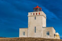 Il faro di Dyrholaey è una torre alta 13 metri costruita nel 1927. Segnala alle navi la scogliera, che è il punto più meridionale della terraferma islandese.