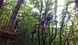 Uno dei percorsi del Tritons Park di Monghidoro, il parco avventura sull'Appennino Bolognese