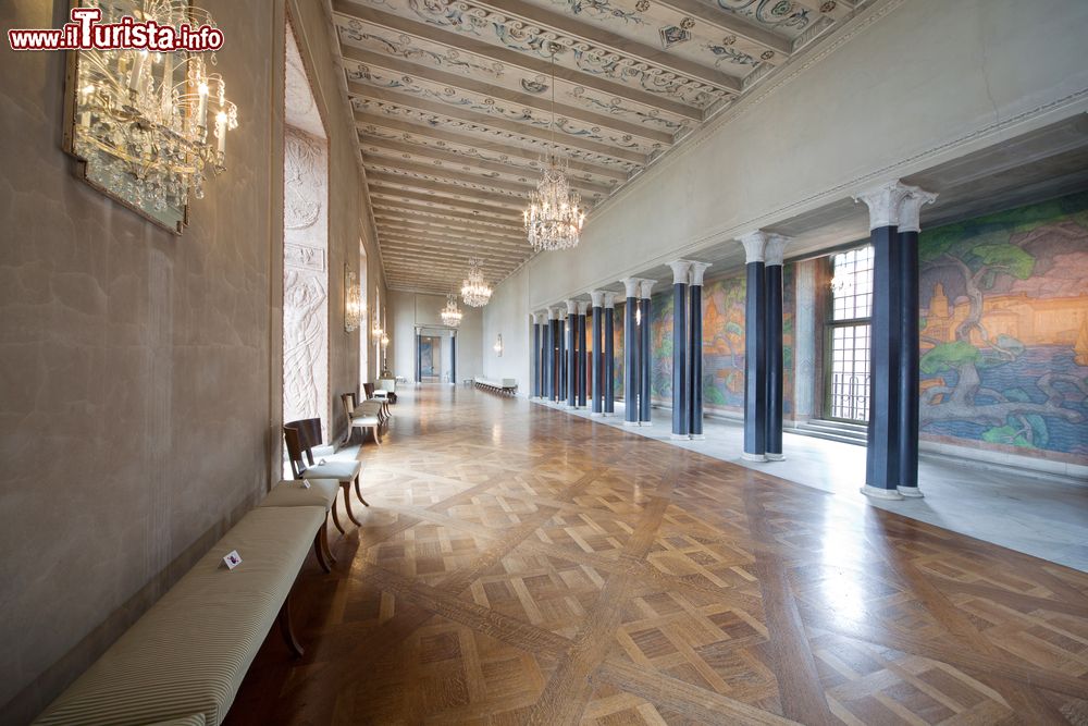 Immagine Gli eleganti interni del Municipio di Stoccolma, Svezia. L'edificio è stato inaugurato nel giugno 1923 dopo 12 anni di lavori utilizzando quasi 8 milioni di mattoni rossi.