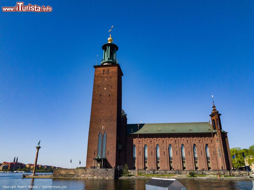 Immagine Il Palazzo Municipale di Stoccolma (Svezia) affacciato sulle acque del lago Malaren, il terzo bacino più grande del paese - © Robert Nyholm / Shutterstock.com