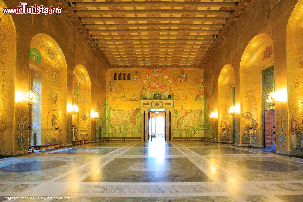 Immagine Interno della Sala d'Oro del Palazzo Municipale di Stoccolma, Svezia. Qui sono ospitate le danze dopo il banchetto per la cerimonia di consegna del premio Nobel - © vichie81 / Shutterstock.com
