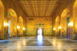 Interno della Sala d'Oro del Palazzo Municipale di Stoccolma, Svezia. Qui sono ospitate le danze dopo il banchetto per la cerimonia di consegna del premio Nobel - © vichie81 / Shutterstock.com ...