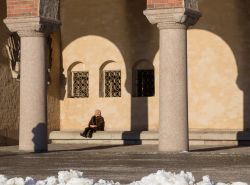 Una signora si riposa al sole sotto il porticato del Palazzo Municipale di Stoccolma, Svezia - © Predrag Jankovic / Shutterstock.com