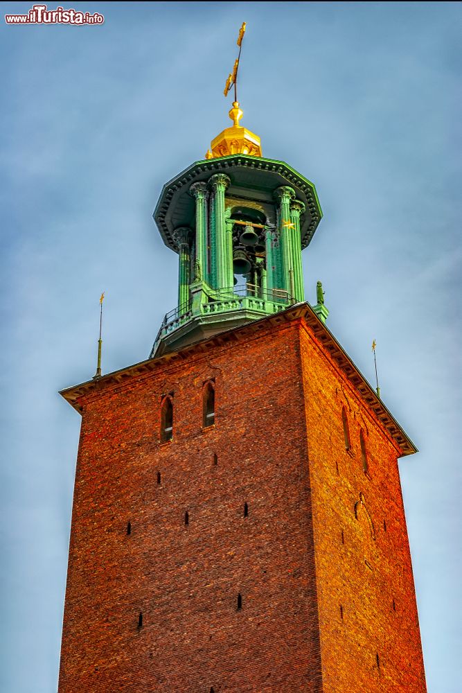 Immagine La torre campanaria del Palazzo Municipale di Stoccolma, Svezia. Opera dell'architetto Ragnar Ostberg, è uno degli esempi più importanti di romanticismo svedese.