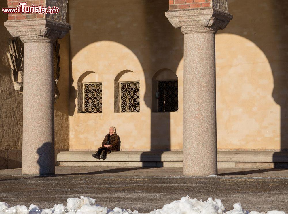 Immagine Una signora si riposa al sole sotto il porticato del Palazzo Municipale di Stoccolma, Svezia - © Predrag Jankovic / Shutterstock.com