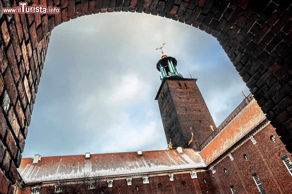 Immagine Uno scorcio del Municipio di Stoccolma dall'interno del cortile in inverno, Svezia.